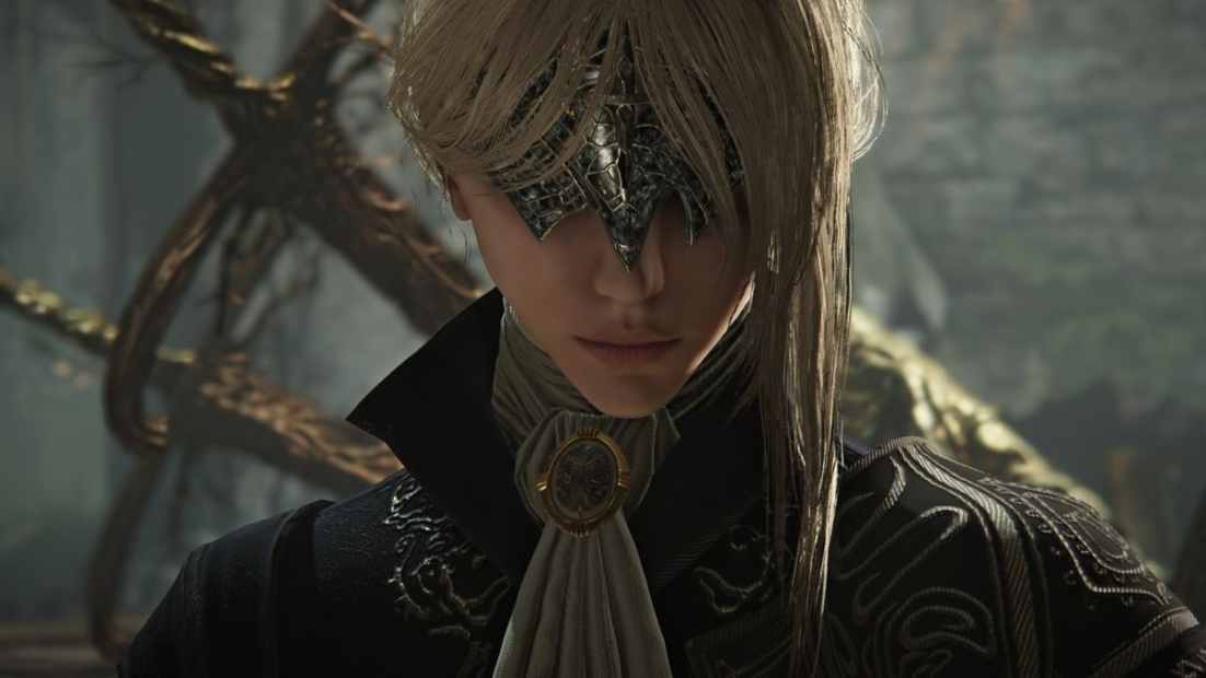Figur mit langen blonden Haaren, die das Gesicht teilweise verdecken, in einem dunklen, verzierten Outfit und mit einer metallischen Maske über den Augen, mit geheimnisvollem Ausdruck