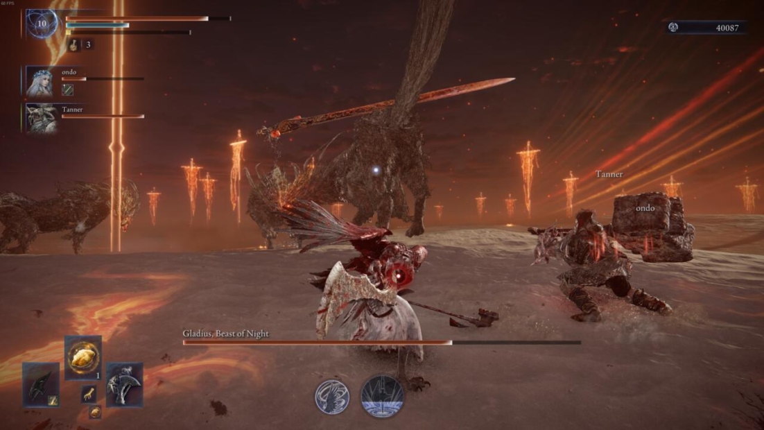 Spielercharakter und Verbündete kämpfen gegen den Boss „Godfrey, Beast of Night“ im Elden Ring Nightreign-Event, mit einer dunklen, feurigen Umgebung und leuchtenden Waffen.