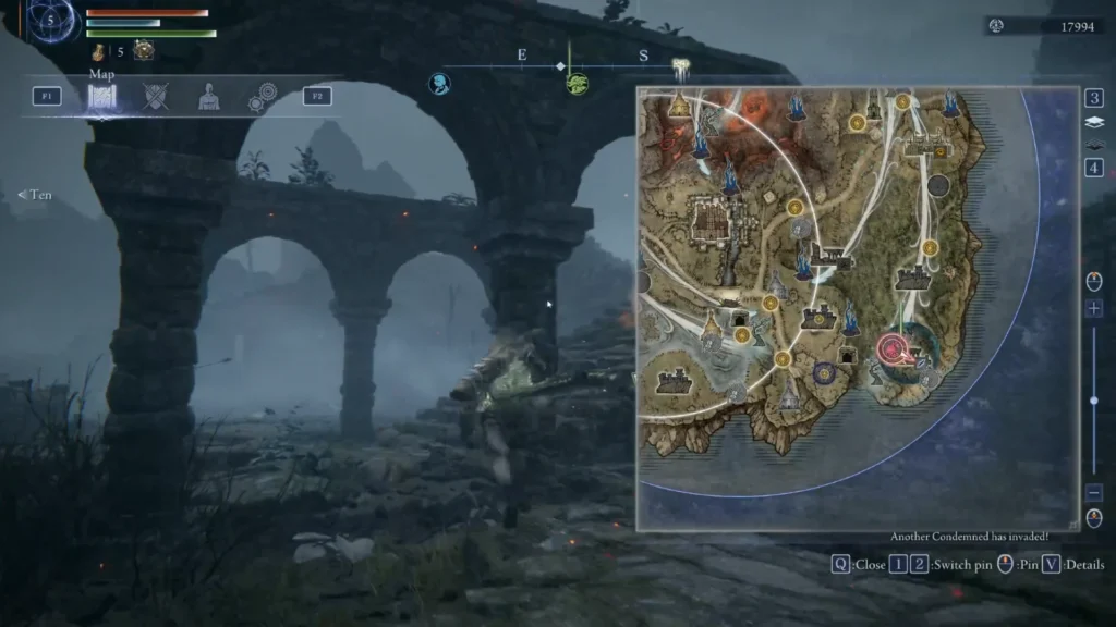 Gameplay aus Elden Ring Nightreign, das einen Charakter in der Nähe von alten Steinbögen in einer dunklen, nebligen Umgebung zeigt, mit einer detaillierten Karte im Spiel, die Orte und Wege markiert.