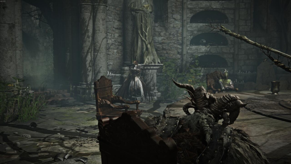 Schwach beleuchtete Steinkammer in der Tafelrunde in Elden Ring Nightreign, mit gepanzerten Figuren und einer großen Baumstatue im Hintergrund