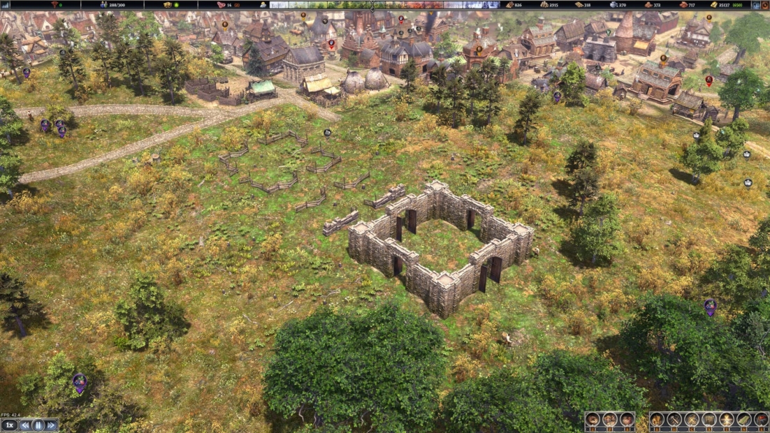 Luftaufnahme einer mittelalterlichen Siedlung mit einer kleinen, quadratischen Steinruine in der Mitte und mehreren verstreuten Gebäuden im Hintergrund.