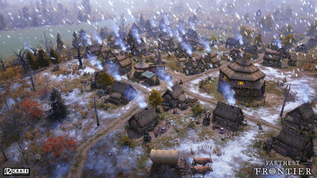 Dorf mit mehreren strohgedeckten Häusern, rauchenden Schornsteinen, verschneiten Wegen und Bäumen in einer Winterlandschaft.