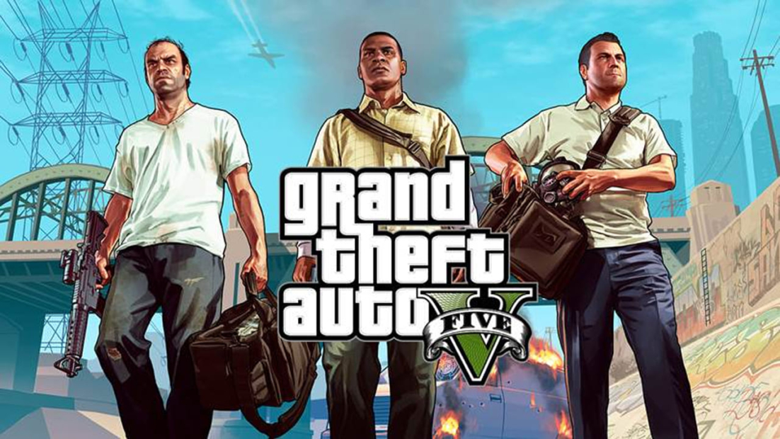 Drei Typen mit Waffen und Taschen in einer Stadtkulisse, mit dem Text „Grand Theft Auto Five“ in der Mitte.