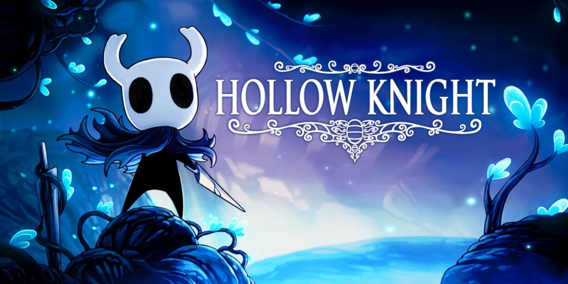 Figur mit weißem, hornartigem Kopf und schwarzem Umhang sitzt auf einem Felsen, umgeben von leuchtenden blauen Schmetterlingen und Pflanzen, mit dem Schriftzug 'HOLLOW KNIGHT' daneben.