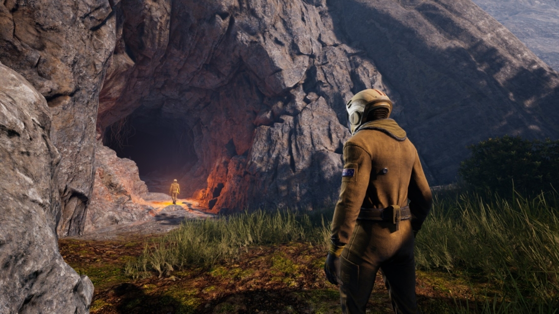 Zwei Personen in Raumanzügen stehen vor einem großen Höhleneingang in felsiger Landschaft, eine Person nähert sich der Höhle, die andere steht im Vordergrund mit dem Rücken zur Kamera