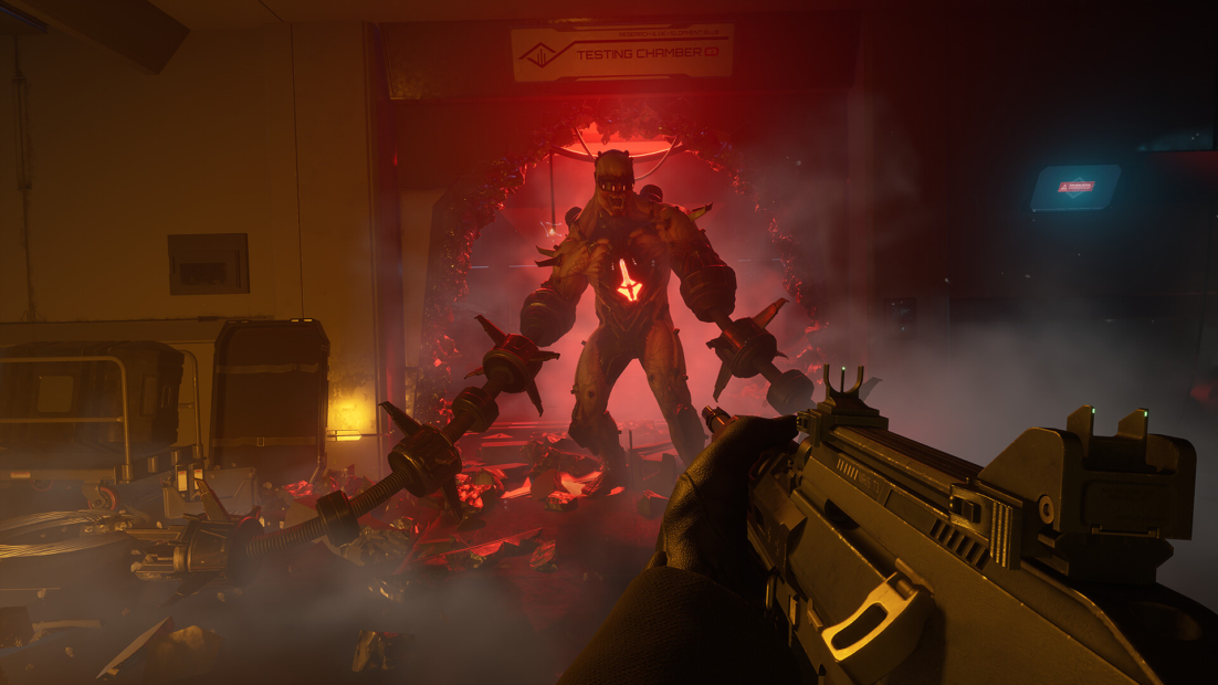 Ein Spieler zielt mit einem futuristischen Sturmgewehr auf ein großes, rot leuchtendes Monster mit stacheligen Armen, das aus einem Portal in einem dunklen, rauchigen Labor in Killing Floor 3 auftaucht.