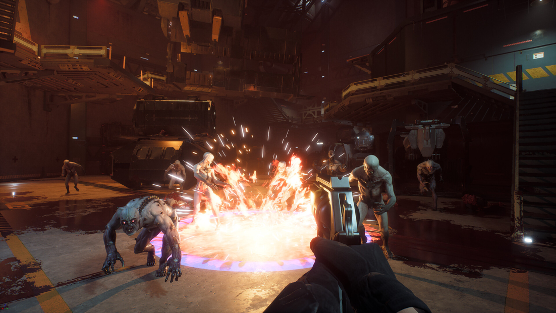 First-Person-Ansicht aus Killing Floor 3, die eine Waffe zeigt, die in einer dunklen Industrieumgebung auf mehrere zombieähnliche Kreaturen feuert.