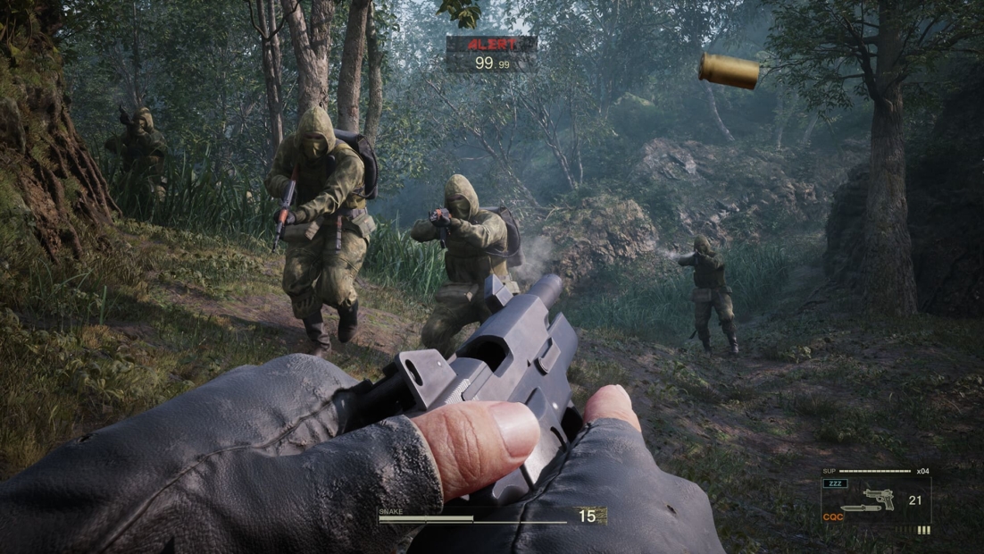 Die Hand eines Spielers, die in einem Wald eine Pistole hält und auf drei Soldaten in Tarnkleidung zielt, die ihre Waffen auf ihn richten. Auf dem Bildschirm steht „ALERT“ und ein Gesundheitsanzeiger bei 99.