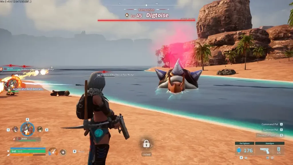 Spielfigur, die mit einer Waffe auf Digtoise, eine Wasser-Kreatur der Stufe 45, in der Nähe eines Strandes mit Palmen im Spiel Palworld zielt.