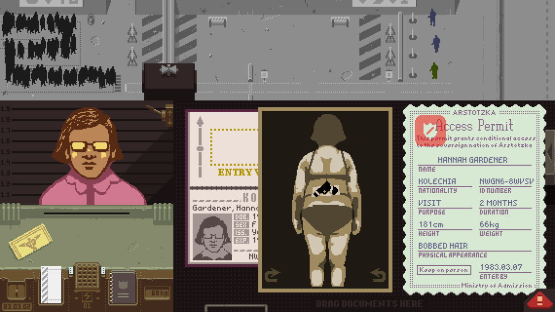 Pixelige Darstellung eines Grenzkontrollpostens mit einer Person von hinten, die einen Rucksack trägt, und einem Ausweis mit dem Namen 'Hannah Gardener' sowie weiteren Dokumenten auf einem Tisch.