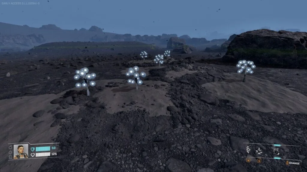 Mehrere leuchtende kugelförmige Pflanzen wachsen auf einer kargen, felsigen Landschaft unter bewölktem Himmel