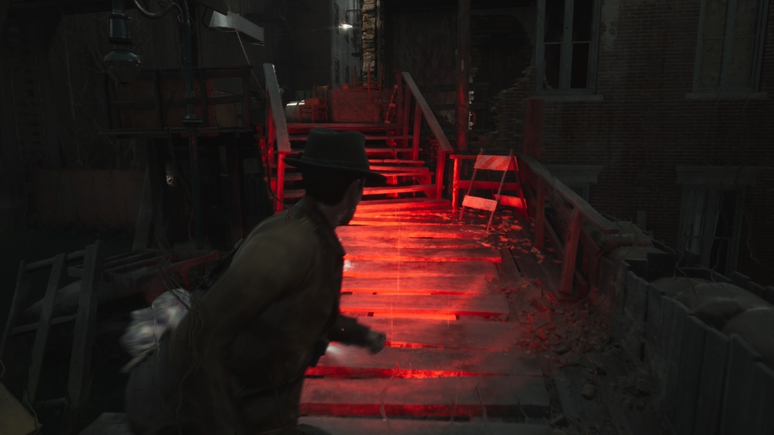 The Sinking City 2 Mods: Person mit Hut blickt auf einen rot beleuchteten, beschädigten Holzsteg in dunkler Umgebung