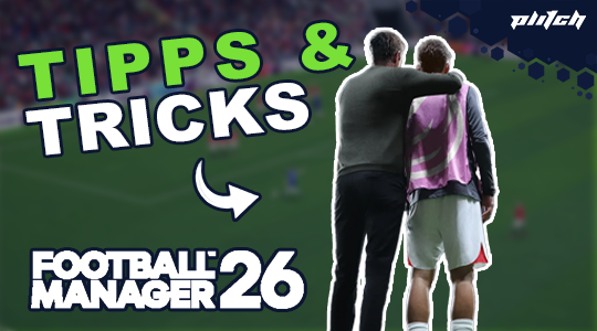 Zwei Männer von hinten, einer legt den Arm um den anderen, daneben der Text 'TIPS & TRICKS' und 'FOOTBALL MANAGER 26'.