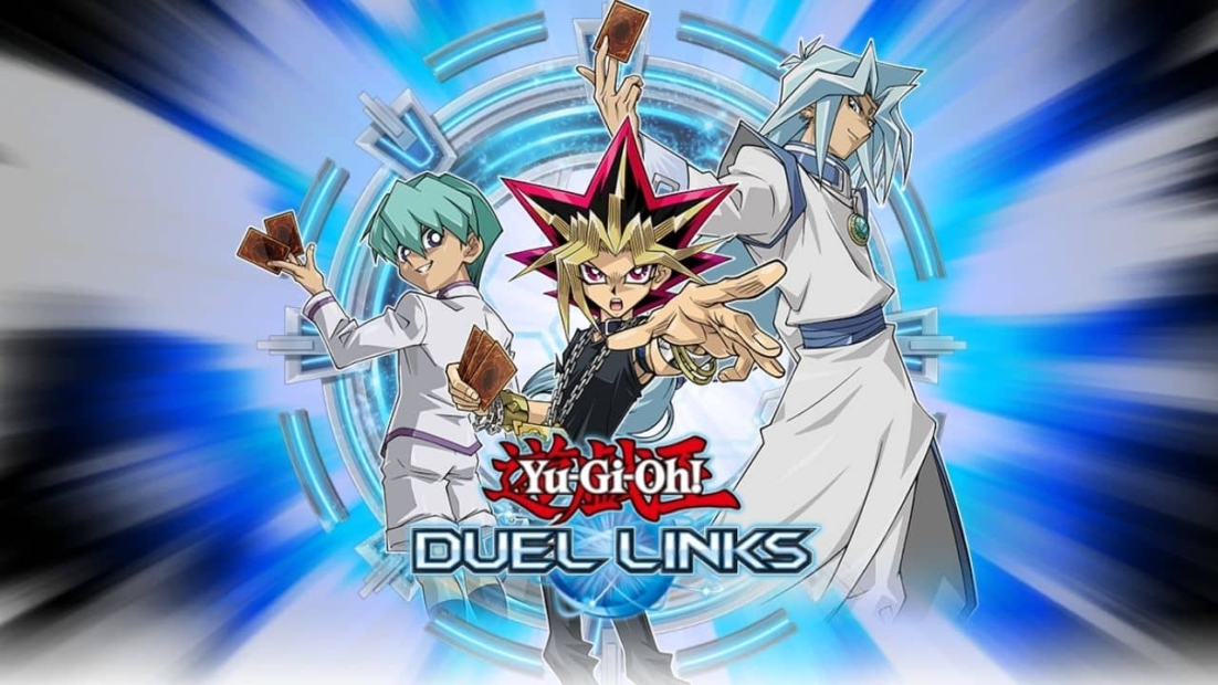 Drei Animefiguren mit Spielkarten posieren vor einem kreisförmigen, blauen Hintergrund mit dem Schriftzug 'Yu-Gi-Oh! DUEL LINKS'
