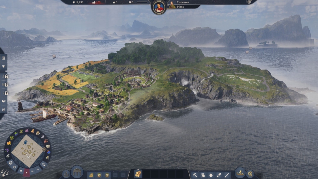 Anno 117 Tipps: Luftaufnahme einer Insel mit bewaldeten Hügeln, Feldern, Gebäuden und umgeben von Meer, Spielinterface von Anno 117 sichtbar.