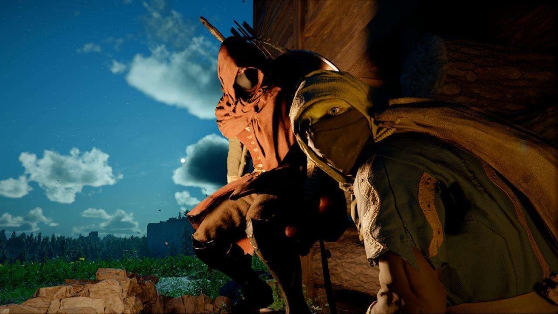 Zwei maskierte Personen in Kapuzenkleidung hocken nachts an einer Mauer im Freien