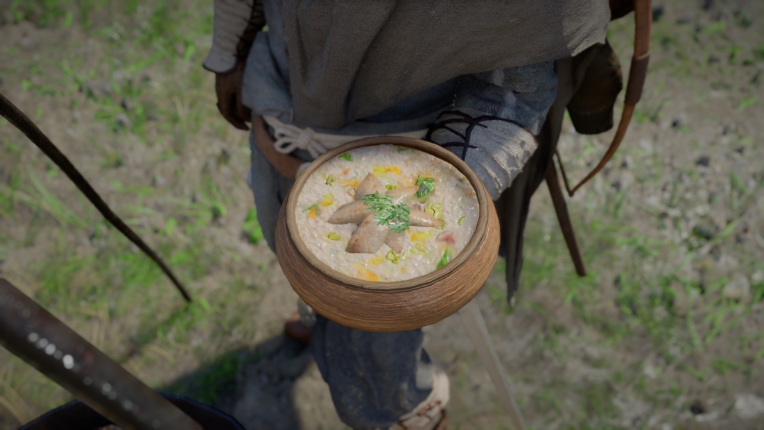 Nahaufnahme einer Person, die eine Schale mit Suppe oder Brei mit sichtbaren Gemüsestücken hält