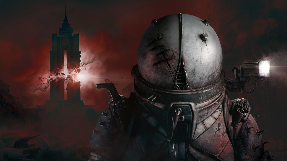 Ein Raumanzugträger mit einem abgenutzten Helm und der Aufschrift 'ND-3578' vor einem dunklen, rot beleuchteten Turm mit leuchtenden Fenstern.