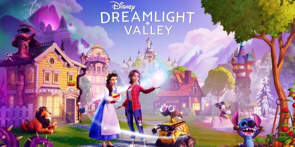 Disney Dreamlight Valley-Logo über einer animierten Dorfszene mit Belle in einem blau-weißen Kleid, einer Frau in einem roten Hemd, dem Roboter WALL-E und Stitch in der Nähe eines Baumes mit Kürbissen