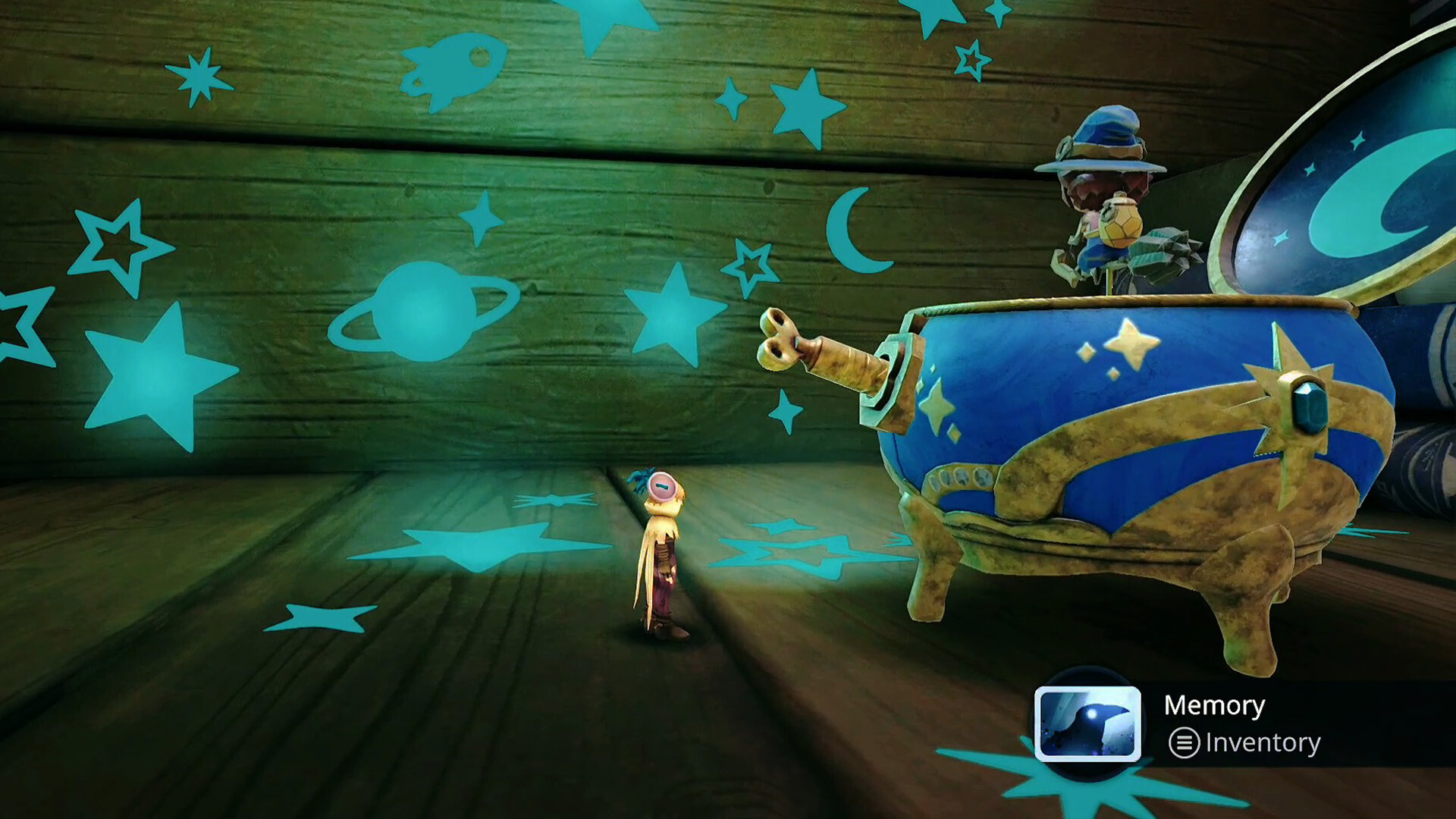 Figur mit einem Teleskop, die auf einem großen, verzierten blau-goldenen Teleskop in einem Holzraum mit leuchtenden Sternen und Planeten aus dem Spiel „Elusive“ steht.