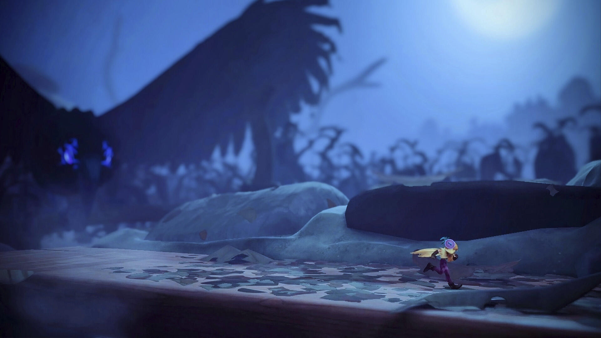 Kleine Figur, die auf einer gemusterten Oberfläche in einer dunklen, nebligen Umgebung mit großen, schattenhaften Flügeln im Hintergrund unter einem hellen Mond läuft, Szene aus dem Spiel Elusive