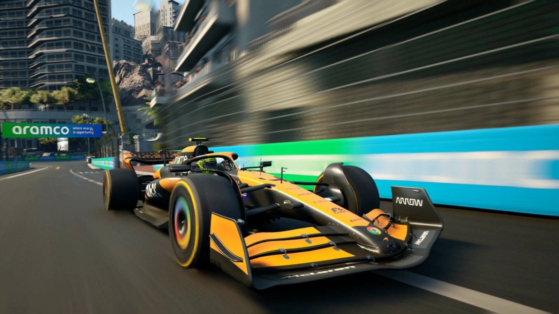 Orange-schwarzer Formel-1-Rennwagen auf einem Stadtkurs mit Aramco-Werbung