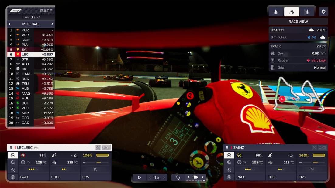 Blick aus dem Ferrari-F1-Auto, das Leclerc beim Nachtrennen gefahren ist, mit Lenkrad, Streckenplan und Rennpositionen auf dem Bildschirm