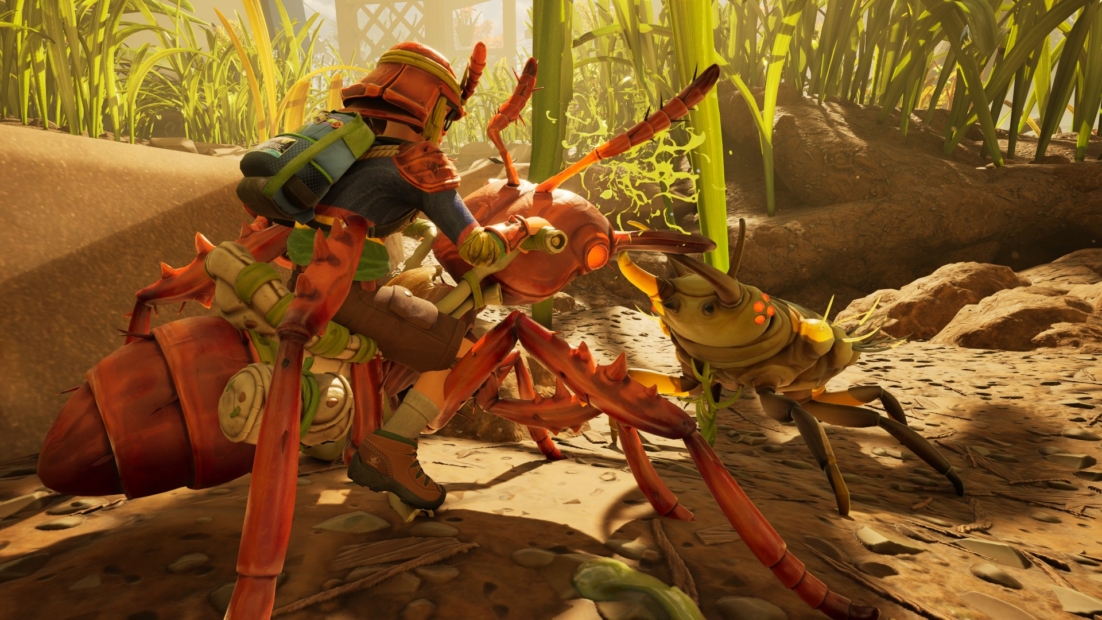 Figur in Rüstung auf einer großen roten Ameise, die einem gelben Insekt in einer grasbewachsenen Außenkulisse aus dem Spiel „Grounded 2“ gegenübersteht.