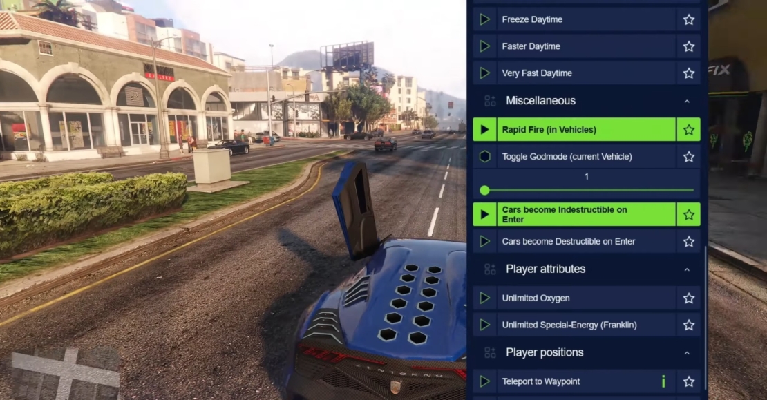 Blick auf eine Straßenszene in einem Videospiel mit geöffnetem Fahrzeugheck und eingeblendetem Modifikationsmenü auf der rechten Seite