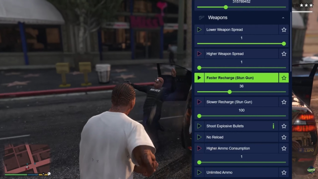 Spielszene aus GTA 5 mit einem Charakter in weißem T-Shirt, der auf einen Polizisten zielt, daneben ein Menü mit Einstellungen zur Waffenaufladung und Munition.