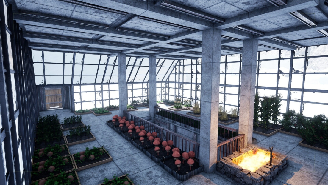 Innenraum eines Gewächshauses mit mehreren Pflanzbeeten und einem kleinen offenen Feuer in einer Steinumfassung
