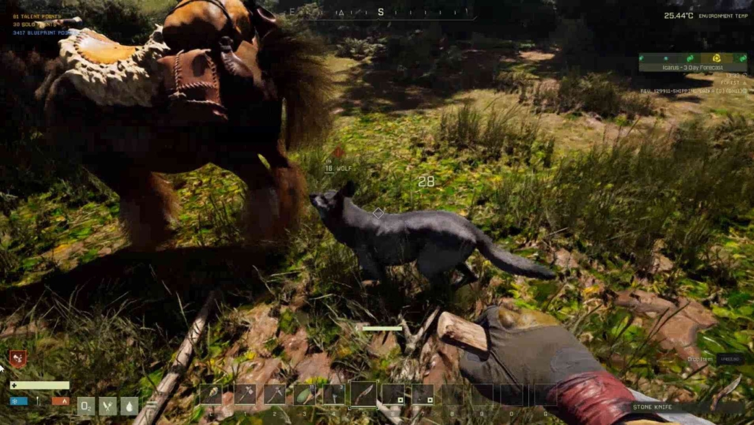 Spielszene mit einem Pferd mit Sattel und einem Wolf in einer bewachsenen Landschaft aus der Ego-Perspektive