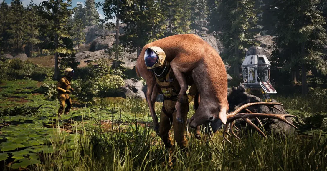 Person in Raumanzug trägt einen großen Hirsch auf den Schultern in einem bewaldeten Gebiet mit Felsen und einer Raumkapsel im Hintergrund