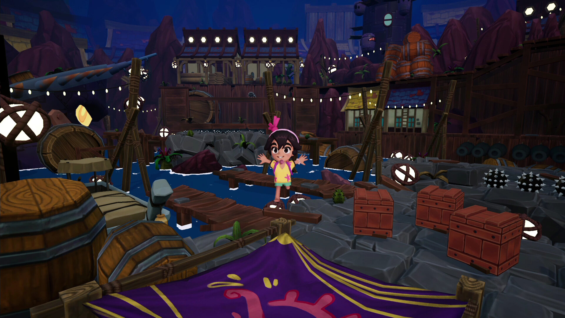 Figur, die in dem Spiel „Koa and the Five Pirates of Mara“ auf einem Holzsteg in einem Piratenhafen mit Fässern, Kisten und Gebäuden steht, die nachts von Lichterketten beleuchtet werden.