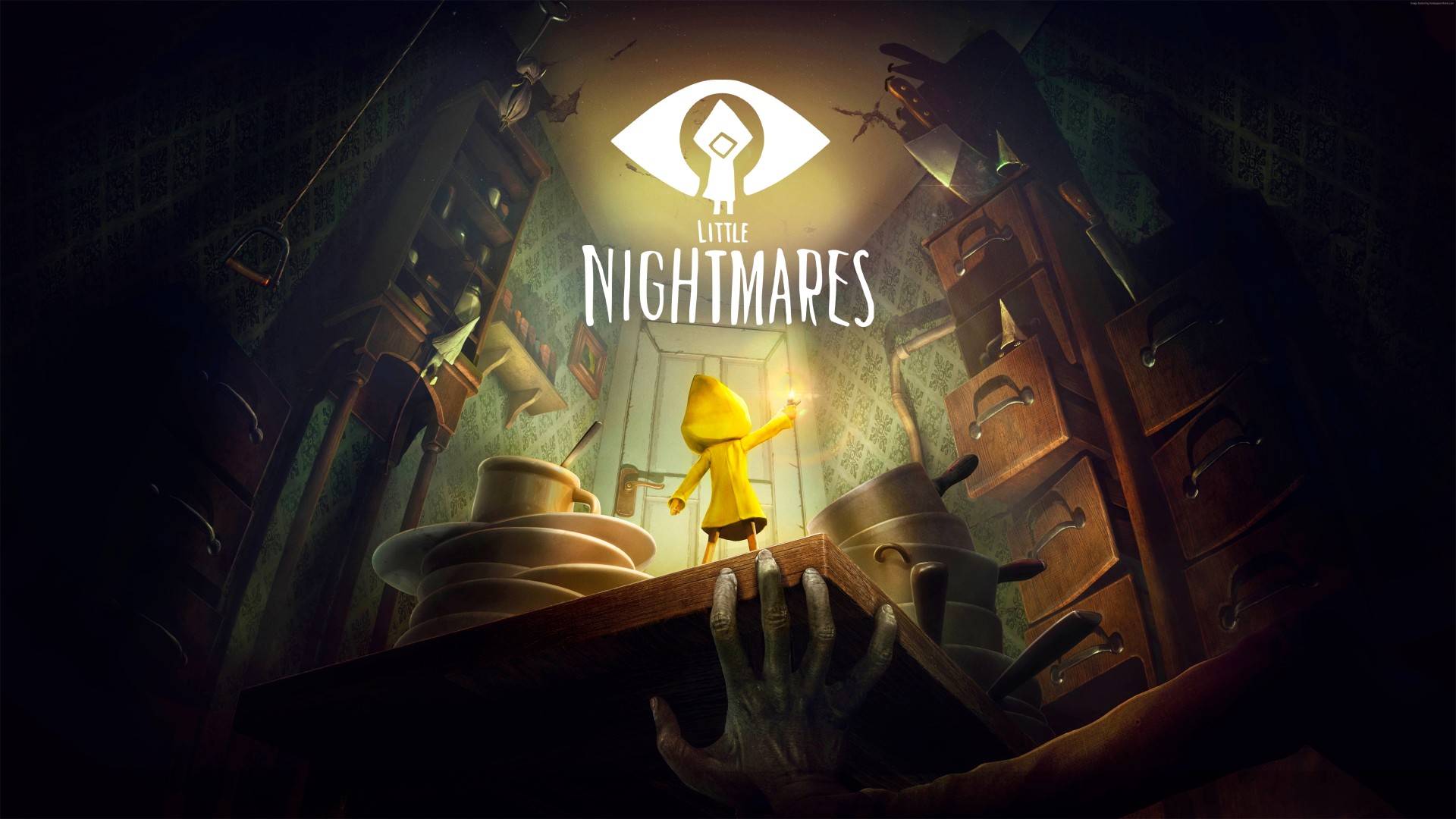 Kind mit gelbem Regenmantel steht auf einem Tisch in einem dunklen Raum, umgeben von großen Händen und Schränken, darüber das Logo und der Schriftzug 'Little Nightmares'