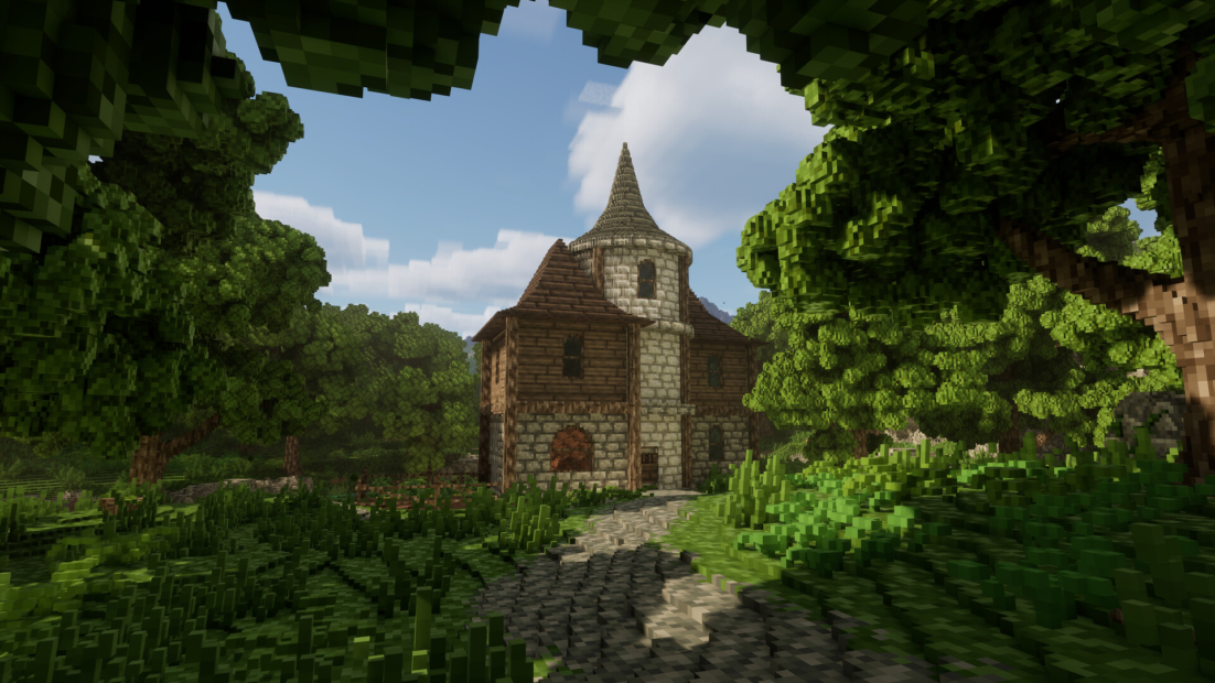 Steinernes Haus mit Turm in einer bewaldeten Landschaft unter blauem Himmel