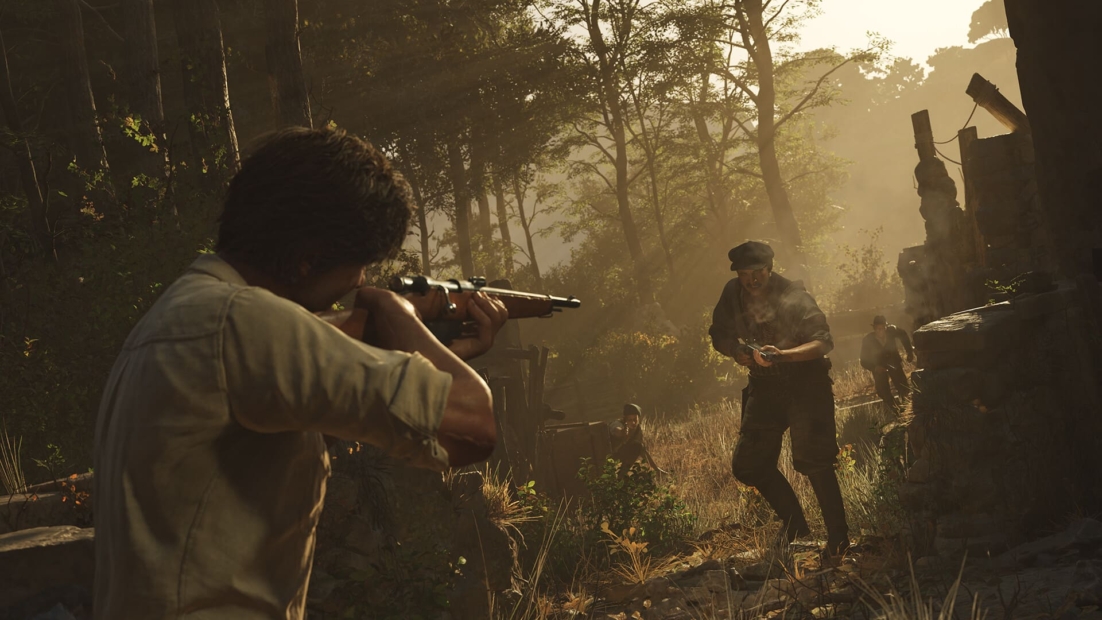 Charakter zielt mit einem Gewehr auf zwei Männer in einem Wald in einer Szene aus dem Spiel „Mafia: The Old Country“.