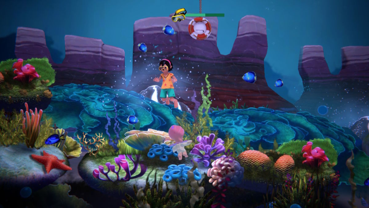 Figur aus „Summer in Mara“, die auf einem Felsen unter Wasser steht, umgeben von bunten Korallen, Fischen und Meerespflanzen