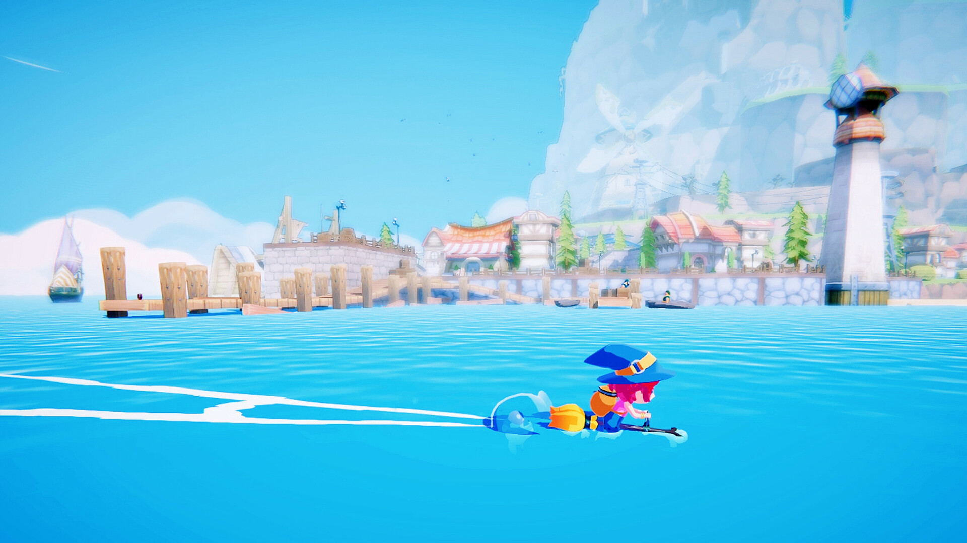 Die Figur Mika fliegt auf einem Besen über das Wasser in der Nähe eines Küstendorfes mit Hafen und Leuchtturm im Spiel „Mika and the Witch's Mountain“ (Mika und der Hexenberg).
