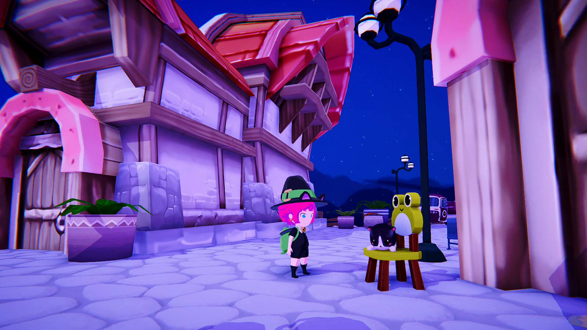 Mika, eine Figur mit pinken Haaren und einem grünen Hexenhut, steht nachts auf einem Dorfplatz in der Nähe eines Tisches mit einer schwarzen Katze und einem gelben Vogel aus dem Spiel „Mika and the Witch's Mountain“.
