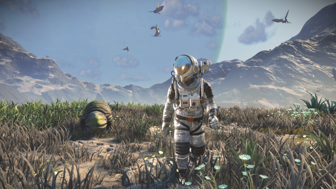 Astronaut in Raumanzug steht auf einer grasbewachsenen Fläche mit kleinen weißen Blüten, umgeben von außerirdischen Tieren und Bergen im Hintergrund