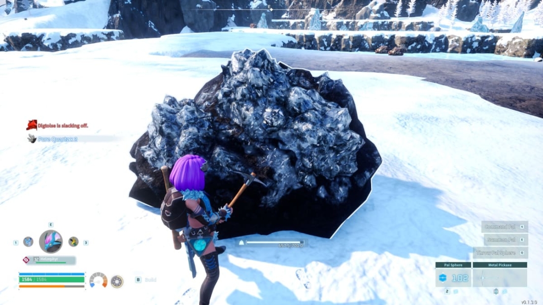 Figur mit lila Haaren, die in einer verschneiten Landschaft im Spiel „Palworld“ einen großen Klumpen reiner Quarzkristalle abbaut.