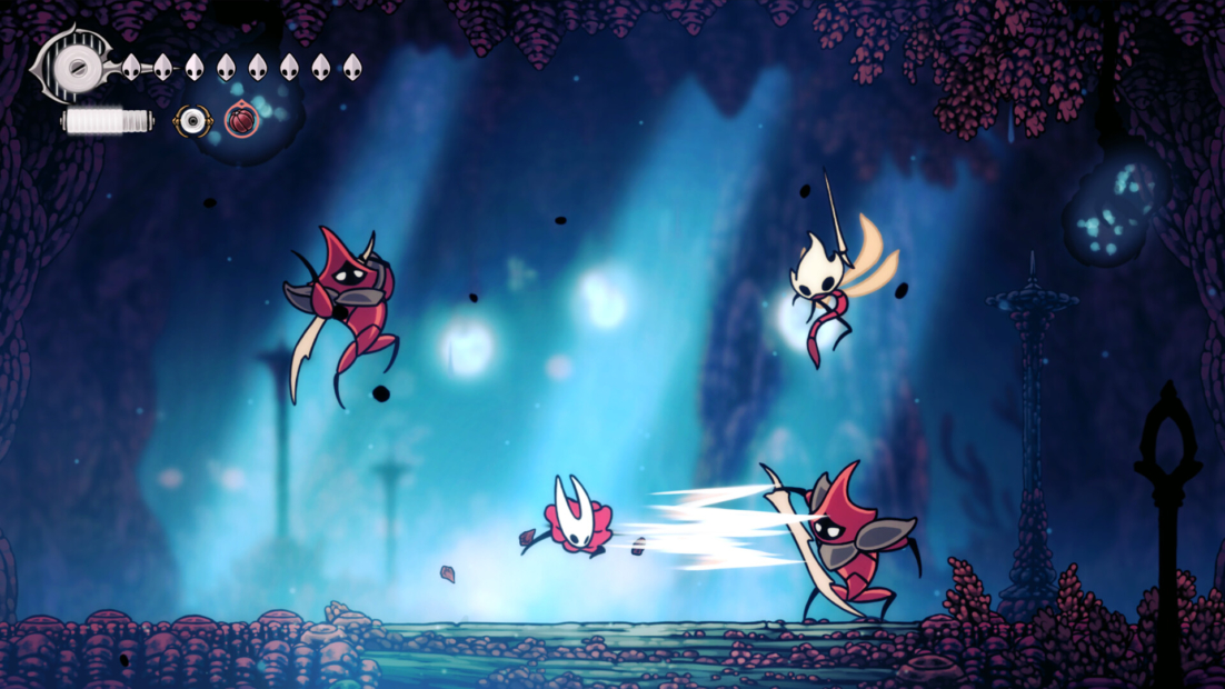 Hollow Knight Silksong Tipps: Drei Charaktere in einem Spiel kämpfen in einer fantastischen Umgebung. Der linke Charakter ist rot und hat spitze Ohren, der rechte Charakter ist weiß und hat einen langen Umhang. Im Hintergrund sind verschwommene Lichter und Pflanzen sichtbar.