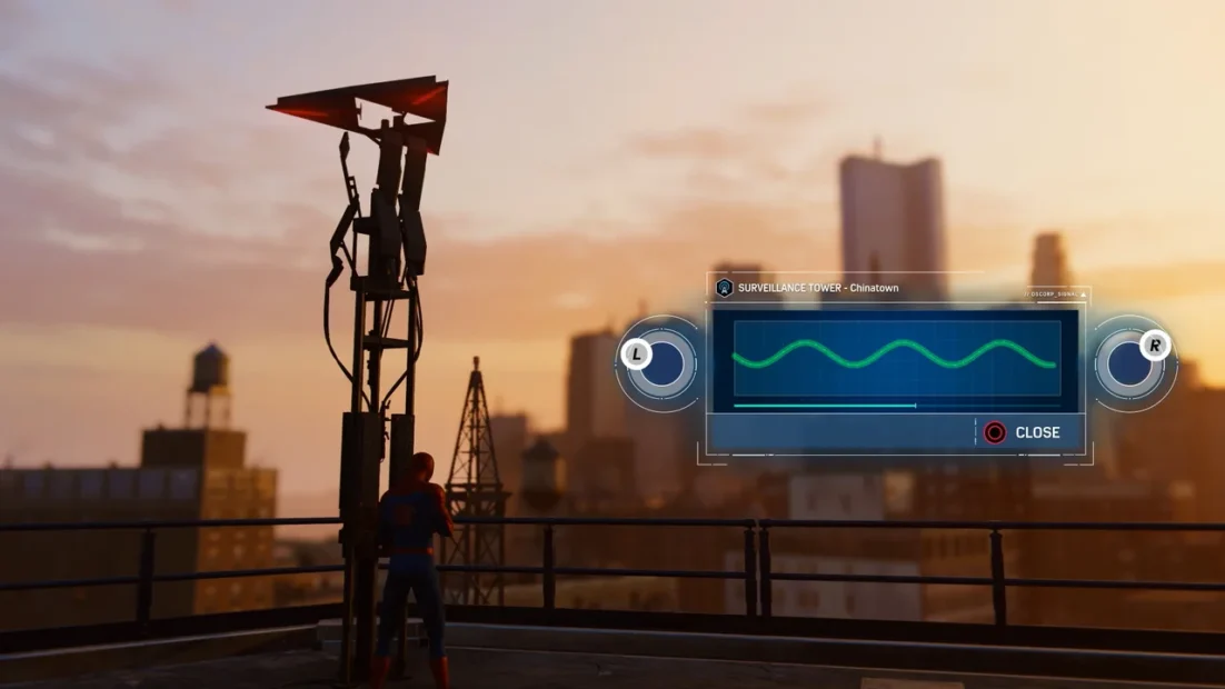 Spider-Man steht auf einem Dach mit Geländer, im Hintergrund unscharfe Hochhäuser bei Sonnenuntergang, rechts ein halbtransparentes Display mit Wellenform und den Worten 'SURVEILLANCE TOWERS - Chinatown'.