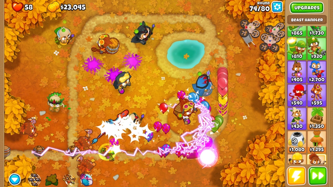 Bloons TD 6 Tierliste: Vogelperspektive auf ein herbstliches Strategiespiel mit bunten Figuren, die auf einem Spielfeld mit Teich und Laub kämpfen