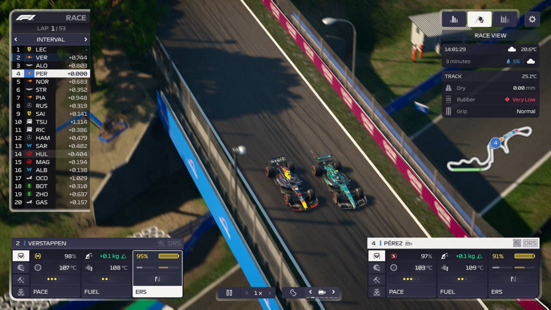 Zwei Formel-1-Rennwagen nebeneinander auf der Rennstrecke, Anzeige zeigt Rennpositionen und Fahrzeugdaten von Verstappen und Pérez