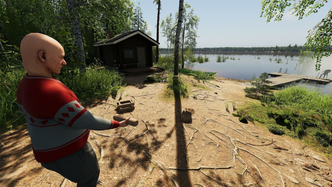 Szene aus dem „Finnish Cottage Simulator“, die einen glatzköpfigen Typen in einem rot-weißen Pullover zeigt, der neben einer Hütte am See steht, umgeben von Bäumen und sandigem Boden, mit einem Steg, der ins Wasser ragt.