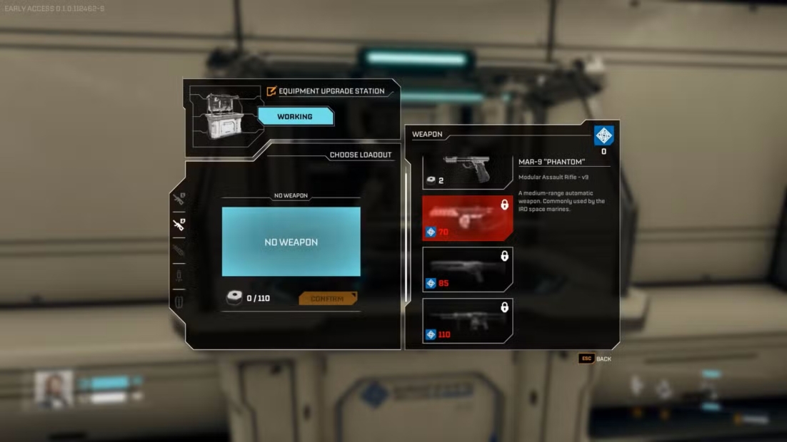 Benutzeroberfläche einer Ausrüstungs-Upgrade-Station in einem Videospiel mit Auswahlmenü für Waffen und Ladeausrüstung.