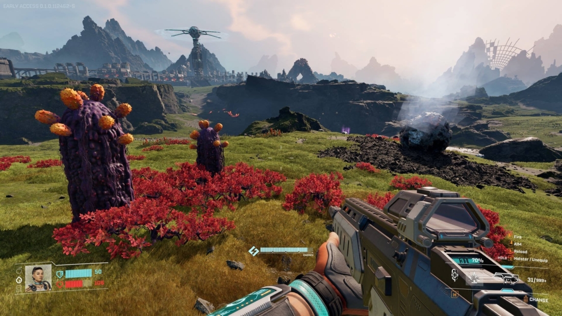 Erste-Person-Perspektive mit futuristischer Waffe in einer offenen Landschaft mit roten Pflanzen und bizarren, stacheligen, pilzartigen Strukturen