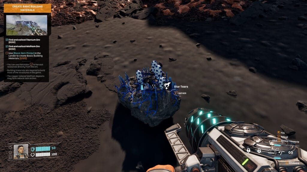 Blick aus der Ego-Perspektive auf eine felsige Mondlandschaft mit einem leuchtenden, kristallartigen Gebilde in der Mitte und einem futuristischen Werkzeug im Vordergrund